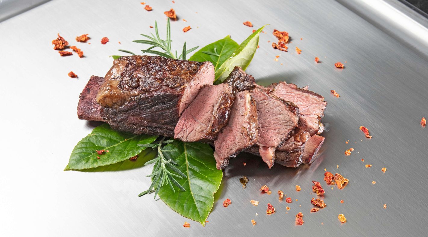Teppanyaki-Tischgrill Teppanyaki-Tischgrill mit Fleisch und Kräutern